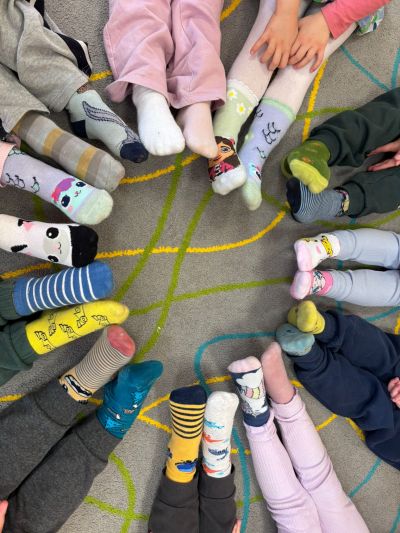 Wielkie święto małych stóp, czyli DZIEŃ KOLOROWEJ SKARPETKI w Jedyneczce!